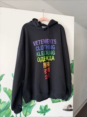 VETEMENTS UNISEX Black Hoodie with Multicolor Vertical Text CLOTHING size L